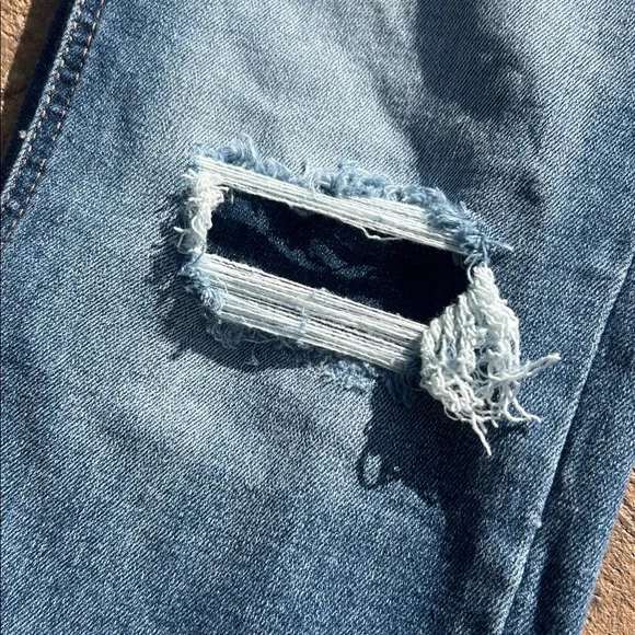 NWT Silver boyfriend mid ride slim leg denim - Picture 5 of 8